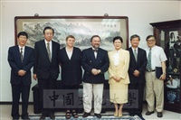 1999年8月25日中華民國環境保護基金會邀請德國友人蒞臨本校參訪並拜會董事長張鏡湖、校長林彩梅的圖片