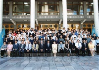 1999年10月13日本校姐妹校交換生與董事長張鏡湖、校長林彩梅及師長於大成館合影留念的圖片