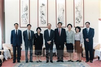 1999年11月24日司法院院長錢復(左四)受邀蒞臨本校演講並拜會董事長張鏡湖的圖片
