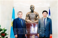 1999年4月2日韓國慶熙大學趙正源總長蒞臨本校參訪並拜會董事長張鏡湖的圖片