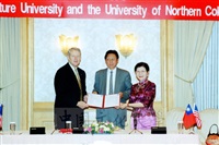 1999年4月15日舉行本校與美國北科羅拉多大學締結姐妹校簽約儀式的圖片