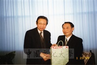 1999年1月21日董事長張鏡湖率領校長林彩梅等一行六人與大陸國家氣象局局長溫克剛等餐敘的圖片