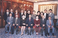 1998年1月10日張董事長鏡湖與校內同仁合影的圖片