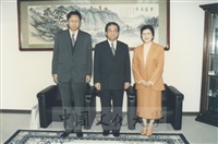 1998年2月9日日本淑德大學董事長長谷川良昭蒞臨本校參訪拜會董事長張鏡湖、校長林彩梅的圖片
