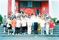 1998年8月28日本校教職員自強活動在董事長張鏡湖、校長林彩梅引領下前往陽明山國家公園一日遊的圖片