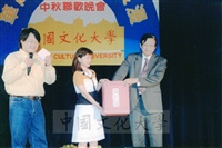 1998年10月2日舉辦「華岡的月色最浪漫-中秋聯歡晚會」，華岡師生共度佳節的圖片