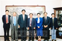 1998年11月20日大陸氣象會蒞臨本校參訪並由理學院院長劉廣英陪同拜會董事長張鏡湖、校長林彩梅的圖片