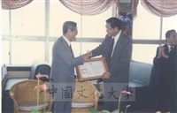 1997年6月16日董事長張鏡湖參加生物科技研究所所長萬雄榮退歡送餐會的圖片