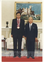 1997年8月11日至13日董事長張鏡湖、校長林彩梅、華岡博物館館長陳國寧及日文系主任徐興慶一行，應日本創價學會池田大作名譽會長之邀，赴日商討兩校美術交流事宜，張董事長及林校長並獲頒最高榮譽獎與榮譽獎的圖片