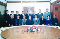 日本別府大學理事長西村駿一率訪問團蒞臨本校參訪，本校設宴款待的圖片