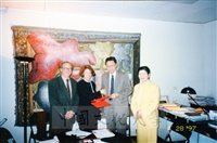 1997年4月28日董事長張鏡湖帶領校長林彩梅、學務長高輝、俄研所所長明驥及國際學術合作組組長孫德宜拜會巴黎維爾曼建築學院並簽訂姐妹校的圖片