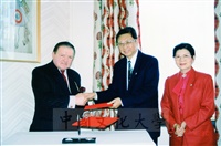 1997年4月29日及30日董事長張鏡湖帶領校長林彩梅、學務長高輝、俄研所所長明驥及國際學術合作組組長孫德宜拜會英國里茲大學並簽訂姐妹校的圖片