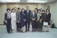 2000年11月11日北加州校友會會長李瑞紅、美國舊金山校友會會長鍾維君等旅美校友返校參加張創辦人百歲誕辰紀念活動的圖片