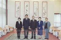 2000年12月13日台大校長陳維昭蒞校參訪，由董事長張鏡湖、校長林彩梅、主任秘書彭振剛、外語學院院長楊萬運等親自接待，並陪同參觀校園設備的圖片