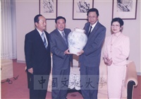 2000年5月19日韓國慶南大學理事長趙根沃率訪問團蒞校參訪的圖片