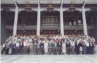 2000年5月20日參與八十八學年度全校導師會議全體導師於大成館前與董事長張鏡湖、校長林彩梅、教務長王吉林、學務長高輝、總務長唐彥博及各學院院長合影景況的圖片