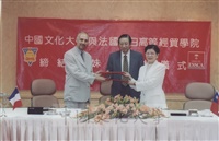 2000年6月2日本校與法國安日高等經貿學院（ESSCA）締結姐妹校簽約儀式的圖片
