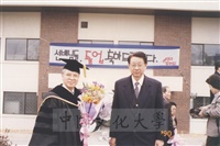1995年2月22日至27日董事長張鏡湖率同校長林彩梅、美術系教授歐豪年、韓文系教授林明德前往韓國拜訪本校姐妹校及參加歐豪年教授獲頒圓光大學名譽哲學博士學位頒贈典禮的圖片