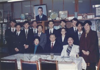 1992年2月12日董事長張鏡湖、訓導長黃貴美(右)、兒福所所長俞筱鈞(左)與師長及同學合影的圖片