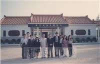 1992年10月3日董事長張鏡湖率同師長赴金門縣金寧鄉參觀蔣經國先生紀念館的圖片