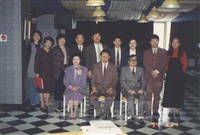 1994年3月24日董事長張鏡湖、校長林彩梅與同仁合影景況的圖片