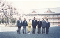 1994年4月6日董事長張鏡湖、校長林彩梅等教授訪問團成員參觀天理博物館的圖片