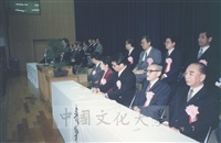 1994年4月7日董事長張鏡湖、校長林彩梅等訪問團成員應邀參加別府大學新生入學典禮的圖片