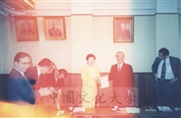 1994年4月9日董事長張鏡湖、校長林彩梅等教授訪問團成員訪問日本拓殖大學校長大堺利實並與就讀該校校友舉行座談的圖片