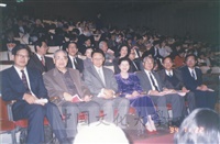 1994年11月22日董事長張鏡湖、校長林彩梅、日文系主任徐興慶陪同日本天理大學理事長山田忠一、校長植田平一觀賞本校舞蹈系於「第十屆國際民族舞蹈節」表演的圖片