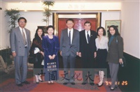 1994年11月25日董事長張鏡湖、校長林彩梅、日文系主任徐興慶、舞蹈系主任伍曼麗等一行訪問團於東京飯店合影留念景況的圖片