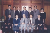 1995年1月10日英國經濟學家約翰·哈里·鄧寧·奧伯(John Harry Dunning OBE)蒞校參訪商學院並拜會董事長張鏡湖的圖片