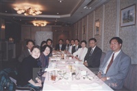 1996年3月31日董事長張鏡湖率同校長林彩梅等一行與本校東京校友會廖煜仁會長及留學生代表十餘人餐敘景況的圖片