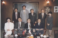 1996年4月1日董事長張鏡湖率同校長林彩梅等一行由日本參議員木宮和彥(常葉學園理事長)夫婦陪同參觀濱松大學及常葉園大學的圖片