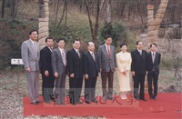 1996年4月3日創價大學於創價學會牧口紀念館庭苑舉行名人植樹儀式，董事長張鏡湖及校長林彩梅分植櫻花樹乙棵的圖片