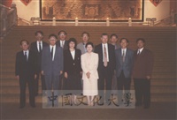 1996年11月10日董事長張鏡湖、校長林彩梅於圓山飯店前與韓國慶南大學校長朴在圭(前排右二)、俄羅斯遠東大學校長Dr. Vladimir I. Kurilov夫婦(前排右三及左三)、校友姜命相(前排右一)合影留念的圖片