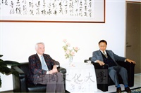 1996年11月16日德國姐妹校席根大學校長 Dr. Klaus Sturm 蒞校拜會董事長張鏡湖的圖片