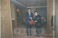 1996年11月25日本校與印弟安那普利斯大學(University of Indianapolis)締結姐妹校，由該校蘭采風教授(Dr. Phylis lan Lin)來台作為傳遞任務的圖片