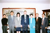 俄羅斯遠東大學校長Dr. Vladimir I. Kurilov伉儷蒞校參訪，並由俄文所所長明驥陪同拜會董事長張鏡湖、校長林彩梅的圖片