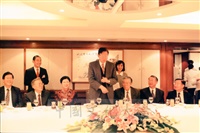 董事長張鏡湖與師長餐叙景況的圖片