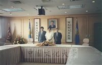文學院院長宋晞陪同大陸學者拜會董事長張鏡湖，並至曉園向張創辦人致敬的圖片