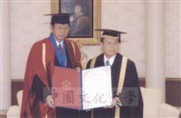 2003年3月24日董事長張鏡湖獲頒美國創價大學最高榮譽獎、董事穆閩珠獲頒日本創價女子短期大學最高榮譽獎、校長林彩梅獲頒日本創價大學教育文化獎的圖片
