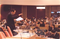 2005年12月19日董事長張鏡湖於商學院年度講座上以「石油能源的變化及其影響」為題進行講演的圖片