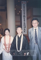 董事長張鏡湖赴日參訪時與日本孝道教團統理岡野正貫夫婦合影景況的圖片