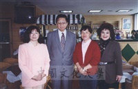 董事長張鏡湖與戲劇學系校友王小棣(右二)及影劇組兼任老師劉華(右一)等合影的圖片