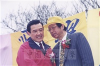 董事長張鏡湖與總統馬英九合影景況的圖片