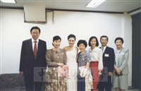 董事長張鏡湖與音樂系教授辛永秀(左二)、舞蹈系教授伍曼麗(右三)等人合影的圖片