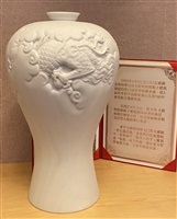 2023年4月12日 聯合國NGO-UPF全球和平聯盟總裁特派臺灣代表暨世界和平統一家庭聯合會日本第六地區會長鄭泰奭致贈白色雕龍石器花瓶的圖片