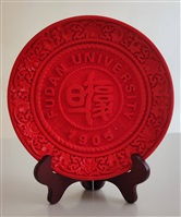2012年8月7日上海復旦大學致贈仿雕漆校徽紀念盤的圖片