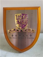2013年1月5日香港中文大學(The Chinese University of Hong Kong, CUHK)致贈盾形金屬校徽立牌的圖片