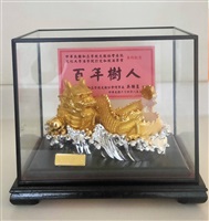 2005年8月30日中華民國私立學校文教協會委託中國文化大學法學院訂定私校法草案簽約紀念品的圖片